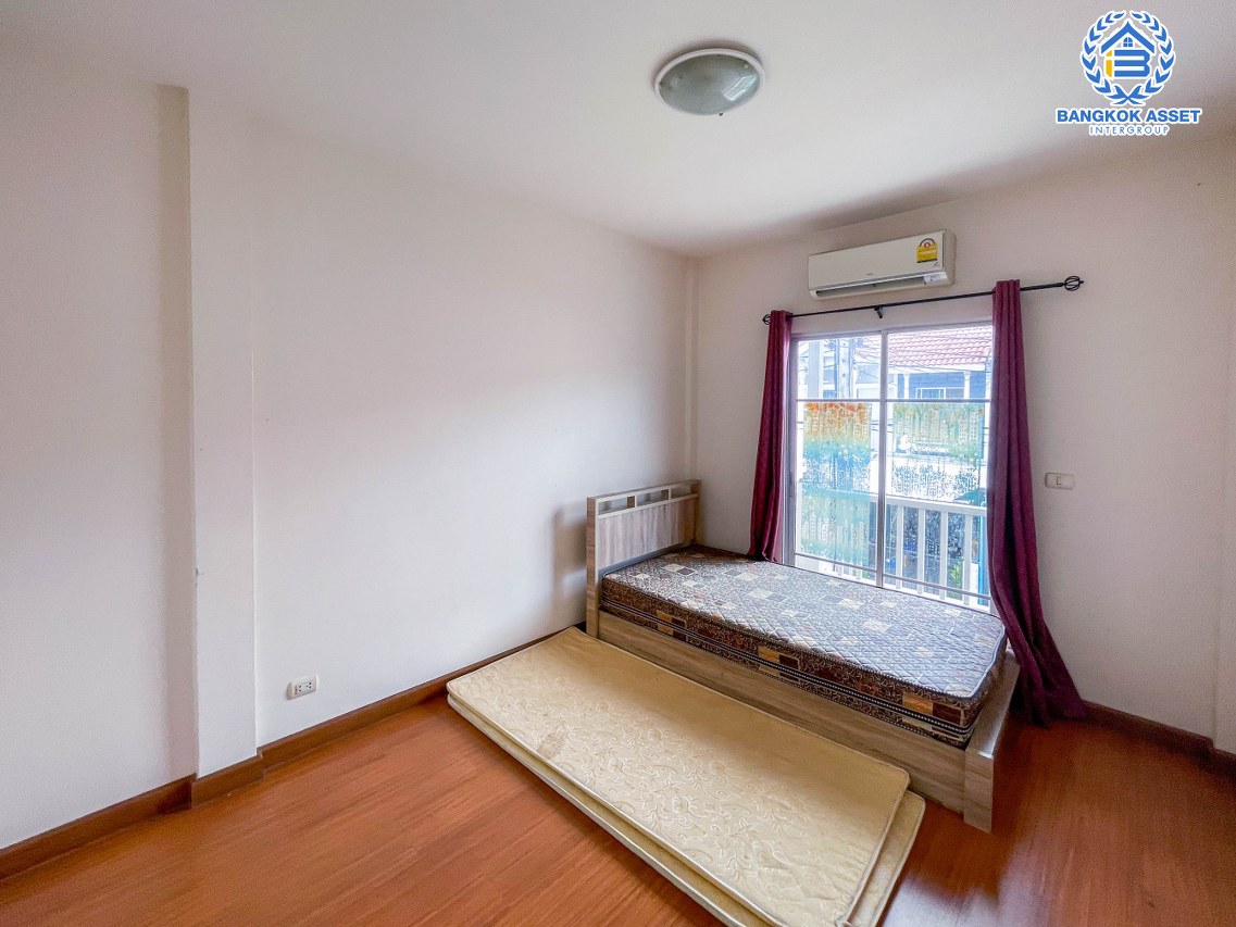 ทาวน์เฮ้าส์มือสองนนทบุรี ม.เดอะวิลล่า รัตนาธิเบศร์ เนื้อที่ 18 ตร.ว. ฟังก์ชัน 3 ห้องนอน 2 ห้องน้ำ 1 ที่จอดรถ บ้านสภาพดี บนทำเลดี เชื่อมต่อ ถ.รัตนาธิเบศร์, ถ.ราชพฤกษ์, ถ.พระราม5 เดินทางสะดวก ใกล้รถไฟฟ้าสายสีม่วง "สถานีบางรักน้อย ท่าอิฐ" จองเลย!