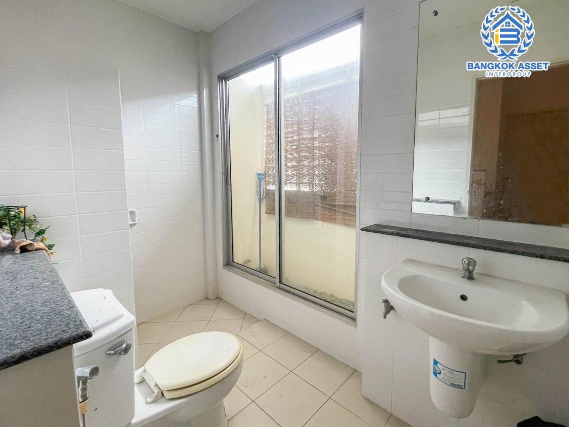 ทาวน์เฮ้าส์มือสองนนทบุรี ม.เดอะวิลล่า รัตนาธิเบศร์ เนื้อที่ 18 ตร.ว. ฟังก์ชัน 3 ห้องนอน 2 ห้องน้ำ 1 ที่จอดรถ บ้านสภาพดี บนทำเลดี เชื่อมต่อ ถ.รัตนาธิเบศร์, ถ.ราชพฤกษ์, ถ.พระราม5 เดินทางสะดวก ใกล้รถไฟฟ้าสายสีม่วง "สถานีบางรักน้อย ท่าอิฐ" จองเลย!