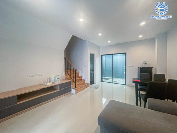 *****ทาวน์เฮ้าส์มือสอง ม.เวิร์ฟ พระราม9 คุณภาพจากแบรนด์ SC Asset เนื้อที่กว้าง 19.40  ตร.ว. ฟังก์ชัน 2 ห้องนอน 2 ห้องน้ำ 2 ที่จอดรถ ภายในสภาพสวย ต่อเติมครัวพร้อมเข้าอยู่ได้ทันที โครงการตั้งบนทำเลดี เชื่อมต่อถนนรามคำแหง, ถนนศรีนครินทร์-ร่มเกล้า จองเลย!