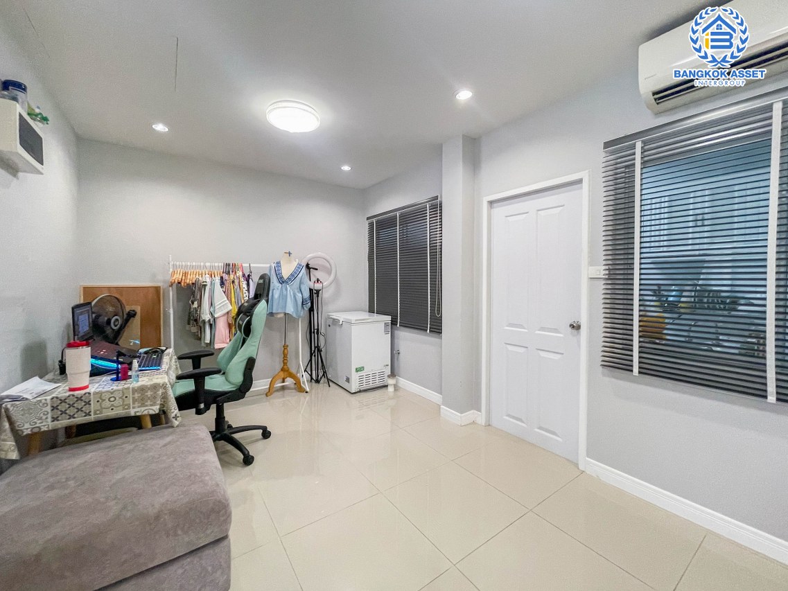 ทาวน์เฮ้าส์มือสอง นนทบุรี ม.อิมพีเรียล ลากูนา บางบัวทอง เนื้อที่กว้างขวางเกือบ 28 ตร.ว. ฟังก์ชัน 3 ห้องนอน 3 ห้องน้ำ ภายในแต่งสไตลโมเดิร์น พร้อมเข้าอยู่ได้ทันที! เชื่อมต่อถนนกาญจนาภิเษก ถนนบางกรวย-กรุงเทพฯ ถนนชัยพฤกษ์ ใกล้รถไฟฟ้าสายสีม่วง "สถานีคลองบางไผ่" จองเลย