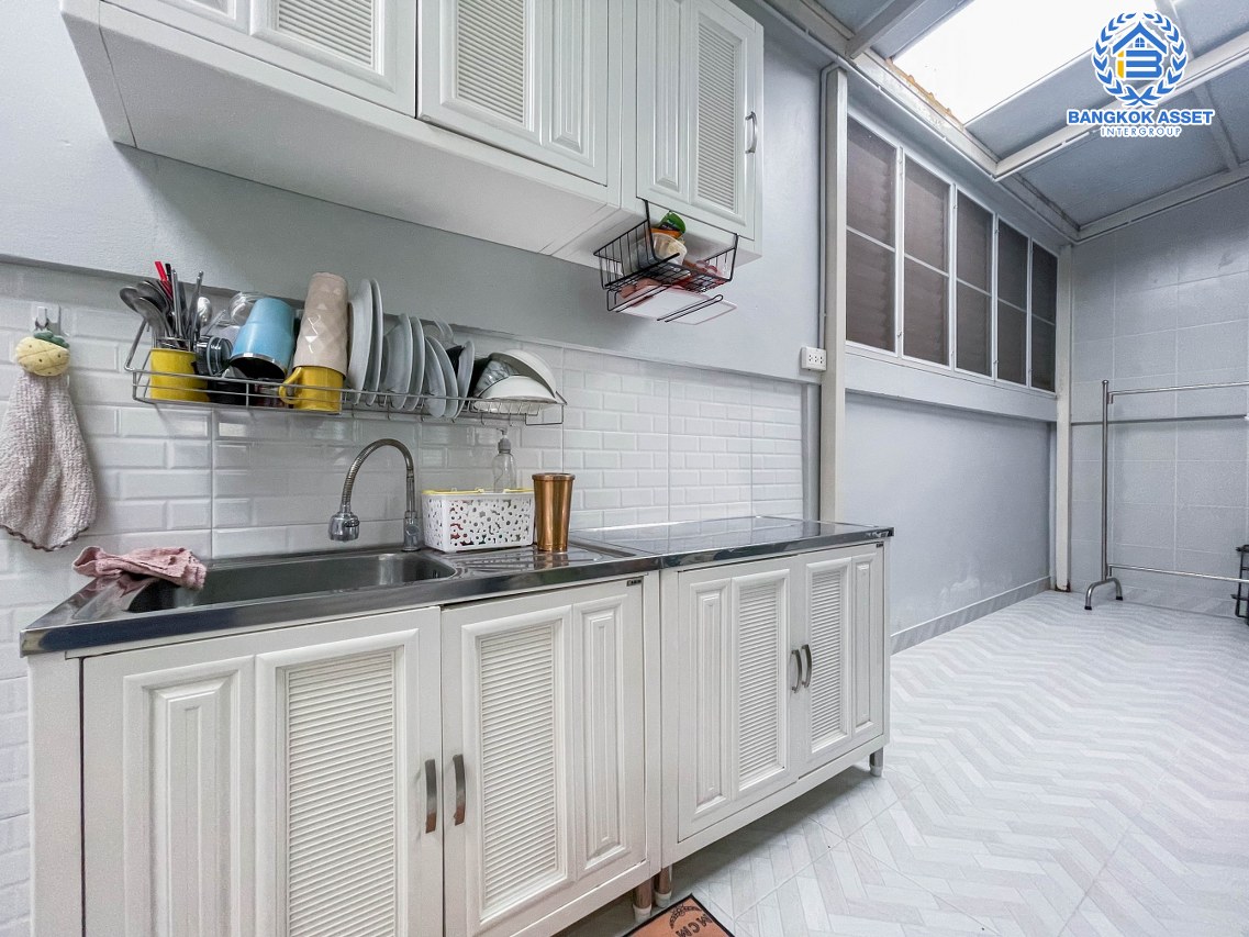 ทาวน์เฮ้าส์มือสอง นนทบุรี ม.อิมพีเรียล ลากูนา บางบัวทอง เนื้อที่กว้างขวางเกือบ 28 ตร.ว. ฟังก์ชัน 3 ห้องนอน 3 ห้องน้ำ ภายในแต่งสไตลโมเดิร์น พร้อมเข้าอยู่ได้ทันที! เชื่อมต่อถนนกาญจนาภิเษก ถนนบางกรวย-กรุงเทพฯ ถนนชัยพฤกษ์ ใกล้รถไฟฟ้าสายสีม่วง "สถานีคลองบางไผ่" จองเลย