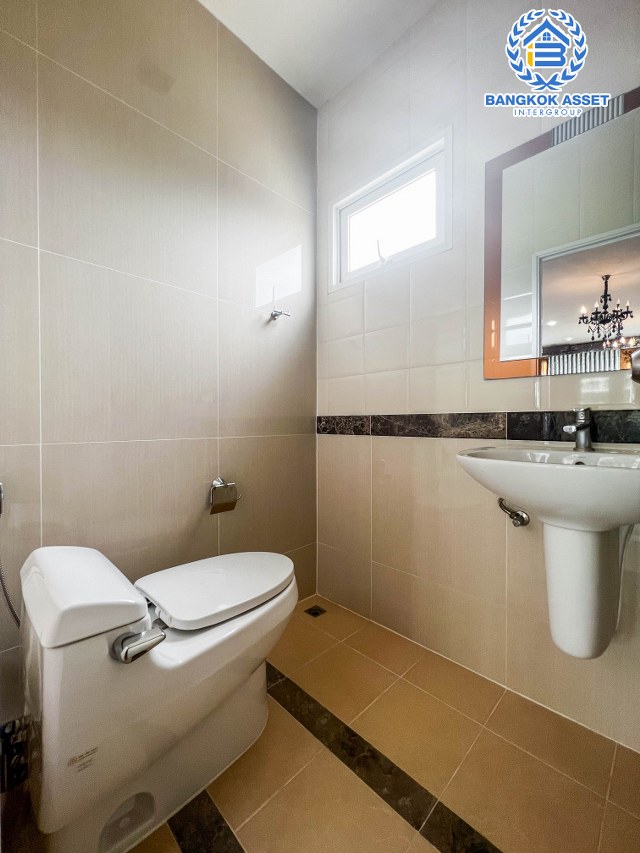 *****ทาวน์โฮมมือสองนนทบุรี ม.โกลเด้นซิตี้ ปิ่นเกล้า-จรัญสนิทวงศ์ เนื้อที่มากถึง 22.6 ตร.ว. ฟังก์ชัน 5 ห้องนอน 4 ห้องน้ำ 2 ที่จอดรถ บ้านสภาพใหม่ สวยงาม ของแถมเพียบ พร้อมอยู่ บนทำเลเยี่ยม ใกล้รถไฟฟ้าสายสีแดงอ่อน "สถานีบางบำหรุ" และทางด่วน "ศรีรัช"