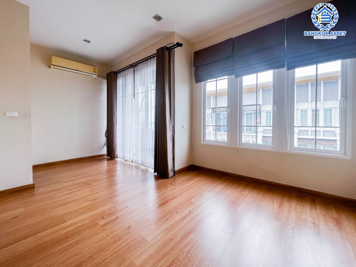 *****ทาวน์โฮมมือสองนนทบุรี ม.โกลเด้นซิตี้ ปิ่นเกล้า-จรัญสนิทวงศ์ เนื้อที่มากถึง 22.6 ตร.ว. ฟังก์ชัน 5 ห้องนอน 4 ห้องน้ำ 2 ที่จอดรถ บ้านสภาพใหม่ สวยงาม ของแถมเพียบ พร้อมอยู่ บนทำเลเยี่ยม ใกล้รถไฟฟ้าสายสีแดงอ่อน "สถานีบางบำหรุ" และทางด่วน "ศรีรัช"