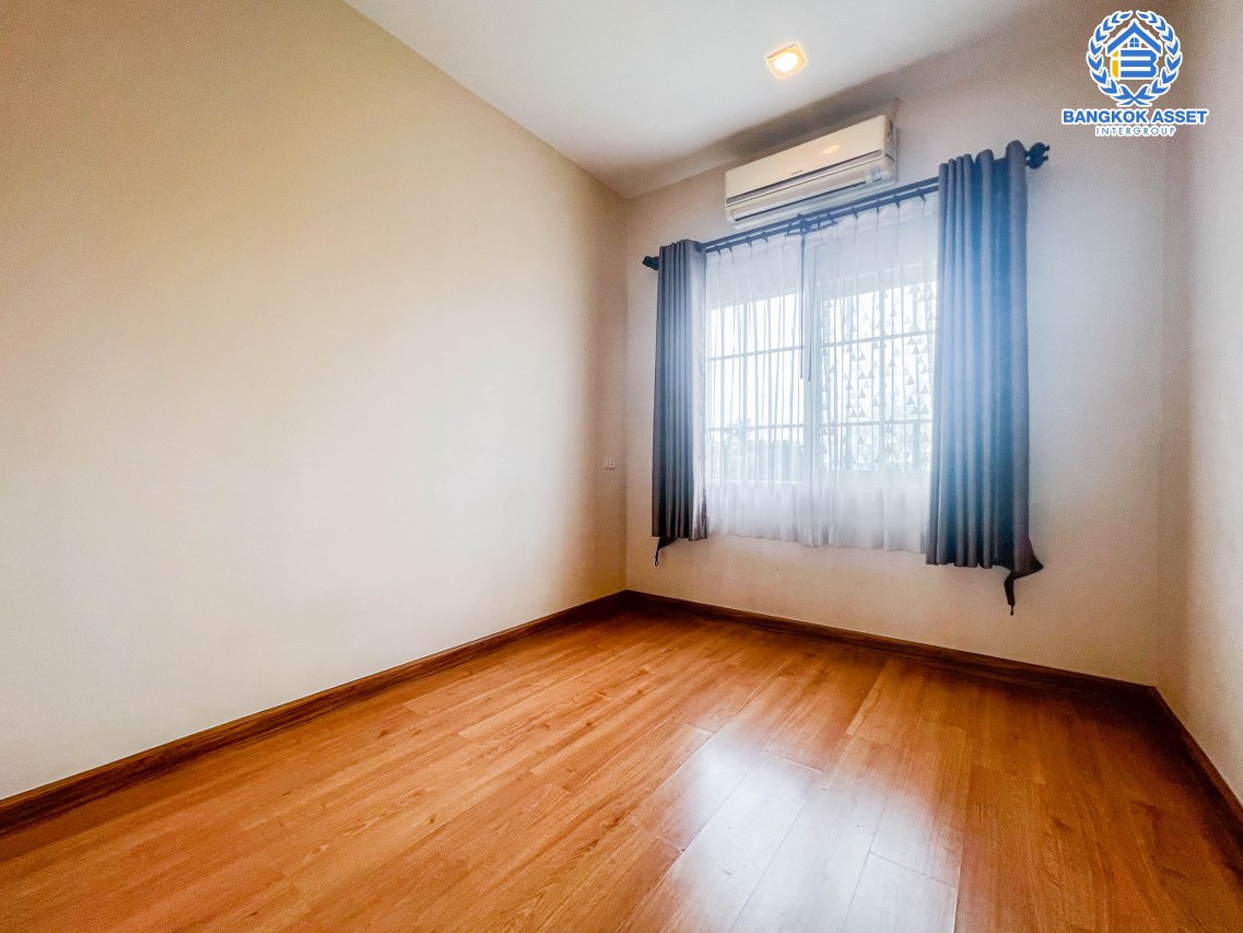 *****ทาวน์โฮมมือสองนนทบุรี ม.โกลเด้นซิตี้ ปิ่นเกล้า-จรัญสนิทวงศ์ เนื้อที่มากถึง 22.6 ตร.ว. ฟังก์ชัน 5 ห้องนอน 4 ห้องน้ำ 2 ที่จอดรถ บ้านสภาพใหม่ สวยงาม ของแถมเพียบ พร้อมอยู่ บนทำเลเยี่ยม ใกล้รถไฟฟ้าสายสีแดงอ่อน "สถานีบางบำหรุ" และทางด่วน "ศรีรัช"