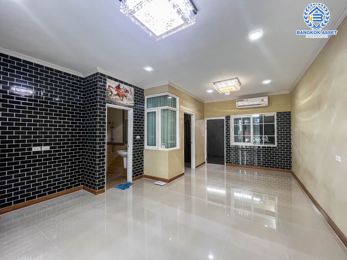 *****ทาวน์โฮมมือสองนนทบุรี ม.โกลเด้นซิตี้ ปิ่นเกล้า-จรัญสนิทวงศ์ เนื้อที่มากถึง 22.6 ตร.ว. ฟังก์ชัน 5 ห้องนอน 4 ห้องน้ำ 2 ที่จอดรถ บ้านสภาพใหม่ สวยงาม ของแถมเพียบ พร้อมอยู่ บนทำเลเยี่ยม ใกล้รถไฟฟ้าสายสีแดงอ่อน "สถานีบางบำหรุ" และทางด่วน "ศรีรัช"