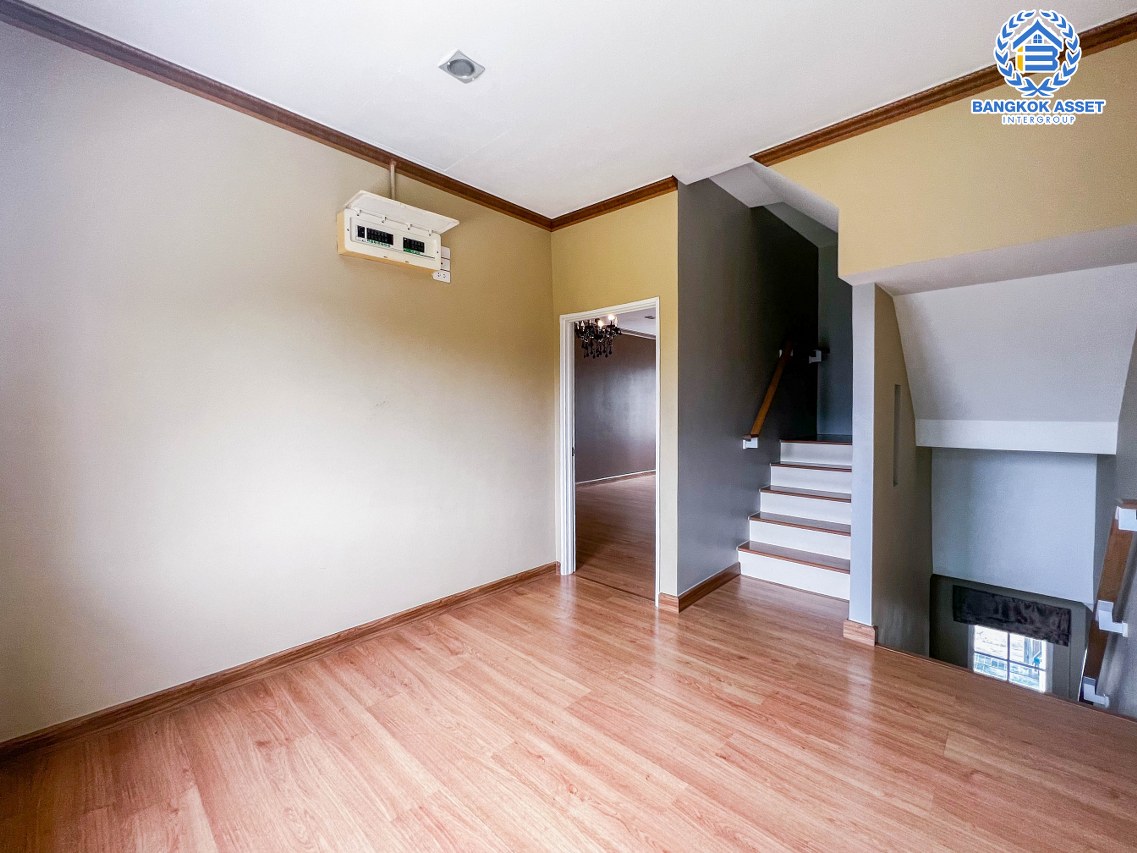 *****ทาวน์โฮมมือสองนนทบุรี ม.โกลเด้นซิตี้ ปิ่นเกล้า-จรัญสนิทวงศ์ เนื้อที่มากถึง 22.6 ตร.ว. ฟังก์ชัน 5 ห้องนอน 4 ห้องน้ำ 2 ที่จอดรถ บ้านสภาพใหม่ สวยงาม ของแถมเพียบ พร้อมอยู่ บนทำเลเยี่ยม ใกล้รถไฟฟ้าสายสีแดงอ่อน "สถานีบางบำหรุ" และทางด่วน "ศรีรัช"