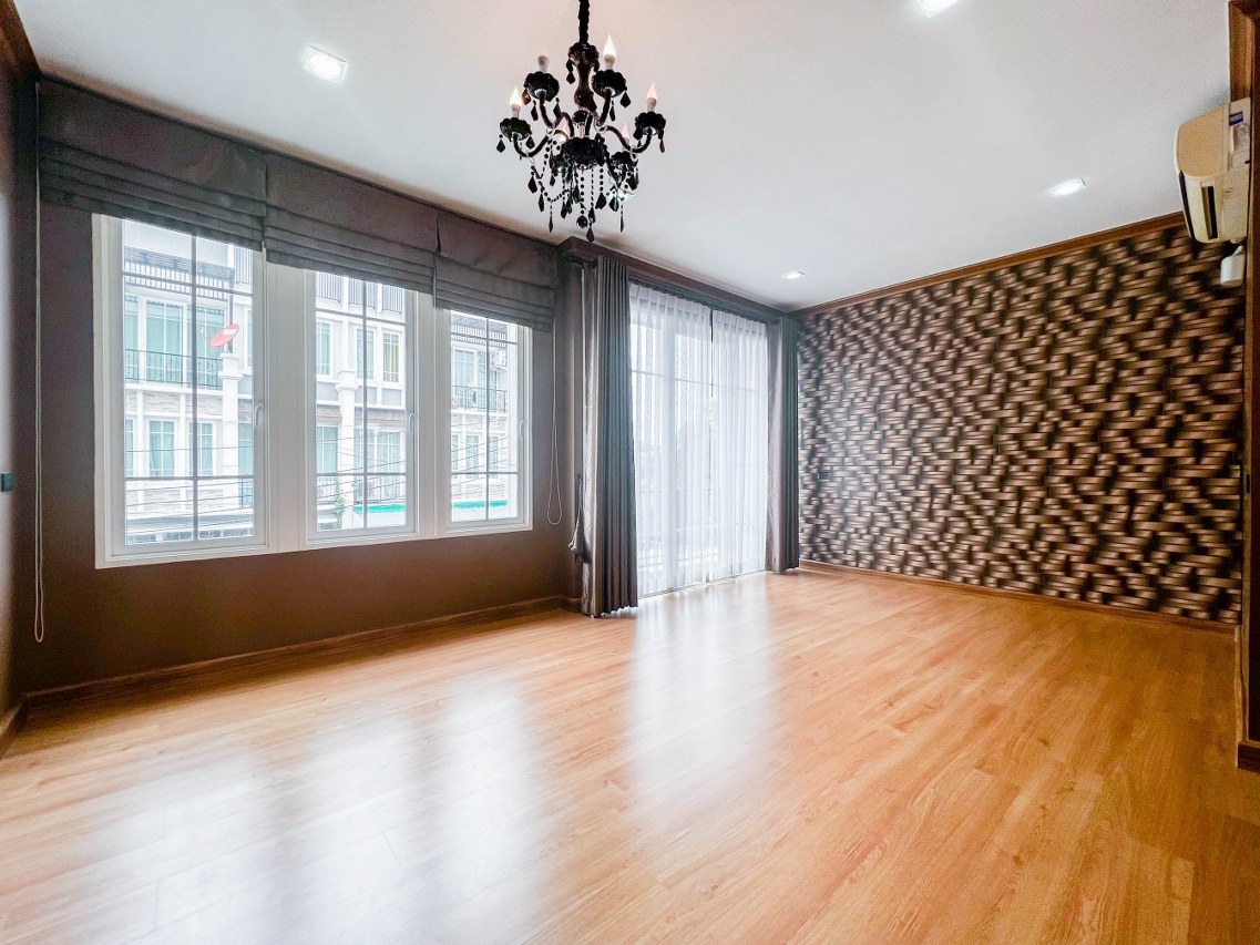 *****ทาวน์โฮมมือสองนนทบุรี ม.โกลเด้นซิตี้ ปิ่นเกล้า-จรัญสนิทวงศ์ เนื้อที่มากถึง 22.6 ตร.ว. ฟังก์ชัน 5 ห้องนอน 4 ห้องน้ำ 2 ที่จอดรถ บ้านสภาพใหม่ สวยงาม ของแถมเพียบ พร้อมอยู่ บนทำเลเยี่ยม ใกล้รถไฟฟ้าสายสีแดงอ่อน "สถานีบางบำหรุ" และทางด่วน "ศรีรัช"