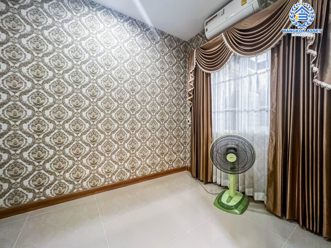 *****ทาวน์โฮมมือสองนนทบุรี ม.โกลเด้นซิตี้ ปิ่นเกล้า-จรัญสนิทวงศ์ เนื้อที่มากถึง 22.6 ตร.ว. ฟังก์ชัน 5 ห้องนอน 4 ห้องน้ำ 2 ที่จอดรถ บ้านสภาพใหม่ สวยงาม ของแถมเพียบ พร้อมอยู่ บนทำเลเยี่ยม ใกล้รถไฟฟ้าสายสีแดงอ่อน "สถานีบางบำหรุ" และทางด่วน "ศรีรัช"