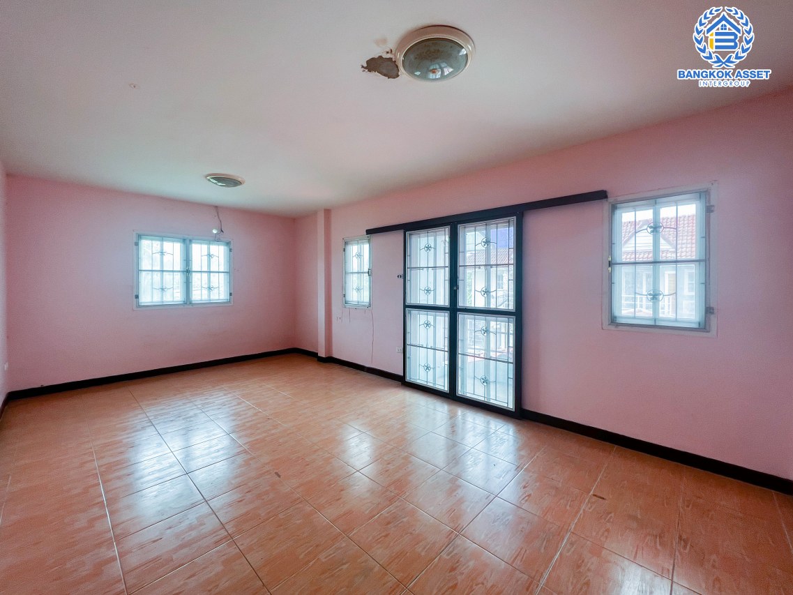 *****ทาวน์เฮ้าส์มือสองปทุมธานี ม.ติวานนท์ วิลเลจ ติวานนท์ #หลังมุม เนื้อที่กว้างถึง 30.3 ตร.ว. ฟังก์ชัน 3 ห้องนอน 2 ห้องน้ำ 1 ที่จอดรถ เนื้อที่เยอะ บนทำเลเดินทางสะดวก ใกล้สนามบินดอนเมือง และจุดขึ้นทางด่วน "ศรีสมาน" ห้ามพลาด!