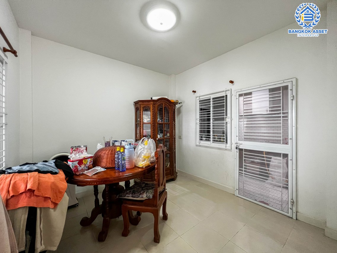 บ้านเดี่ยวมือสองนนทบุรี ม.แลนซิโอคริป ราชพฤกษ์-ท่าอิฐ หลังมุม! เนื้อที่มากถึง 50.2 ตร.ว. ฟังก์ชัน 3 ห้องนอน 2 ห้องน้ำ 2 ที่จอดรถ ตัวบ้านต่อเติมโรงรถ, ห้องครัวแล้ว บนทำเลแห่งการเดินทาง ใกล้รถไฟฟ้าสายสีม่วง "สถานีบางรักน้อยท่าอิฐ" และทางด่วน...