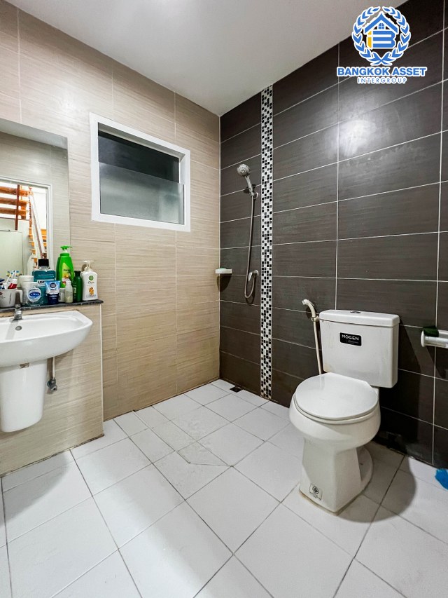 บ้านเดี่ยวมือสองนนทบุรี ม.แลนซิโอคริป ราชพฤกษ์-ท่าอิฐ หลังมุม! เนื้อที่มากถึง 50.2 ตร.ว. ฟังก์ชัน 3 ห้องนอน 2 ห้องน้ำ 2 ที่จอดรถ ตัวบ้านต่อเติมโรงรถ, ห้องครัวแล้ว บนทำเลแห่งการเดินทาง ใกล้รถไฟฟ้าสายสีม่วง "สถานีบางรักน้อยท่าอิฐ" และทางด่วน...