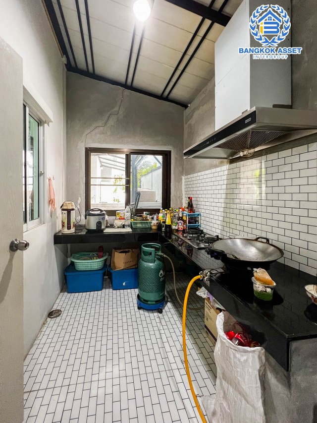 บ้านเดี่ยวมือสองนนทบุรี ม.แลนซิโอคริป ราชพฤกษ์-ท่าอิฐ หลังมุม! เนื้อที่มากถึง 50.2 ตร.ว. ฟังก์ชัน 3 ห้องนอน 2 ห้องน้ำ 2 ที่จอดรถ ตัวบ้านต่อเติมโรงรถ, ห้องครัวแล้ว บนทำเลแห่งการเดินทาง ใกล้รถไฟฟ้าสายสีม่วง "สถานีบางรักน้อยท่าอิฐ" และทางด่วน...