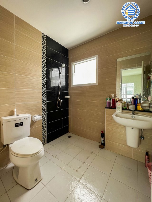 บ้านเดี่ยวมือสองนนทบุรี ม.แลนซิโอคริป ราชพฤกษ์-ท่าอิฐ หลังมุม! เนื้อที่มากถึง 50.2 ตร.ว. ฟังก์ชัน 3 ห้องนอน 2 ห้องน้ำ 2 ที่จอดรถ ตัวบ้านต่อเติมโรงรถ, ห้องครัวแล้ว บนทำเลแห่งการเดินทาง ใกล้รถไฟฟ้าสายสีม่วง "สถานีบางรักน้อยท่าอิฐ" และทางด่วน...