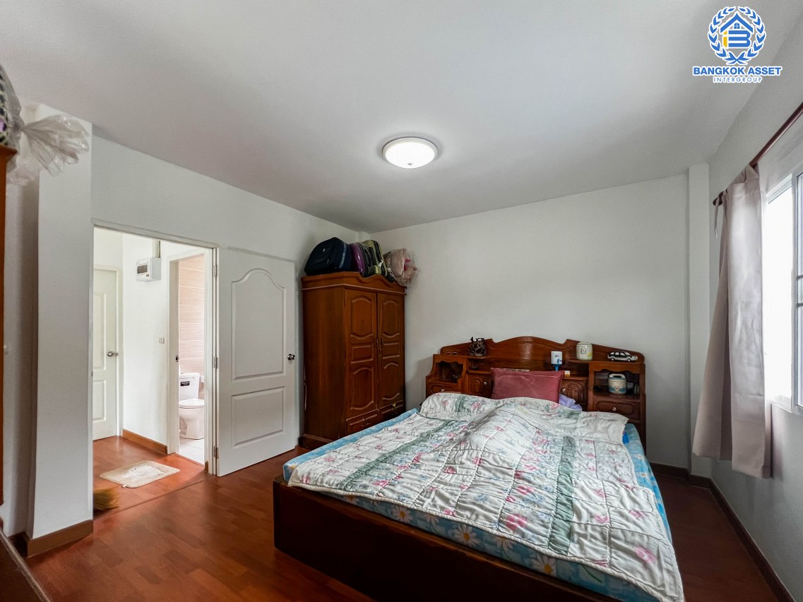 บ้านเดี่ยวมือสองนนทบุรี ม.แลนซิโอคริป ราชพฤกษ์-ท่าอิฐ หลังมุม! เนื้อที่มากถึง 50.2 ตร.ว. ฟังก์ชัน 3 ห้องนอน 2 ห้องน้ำ 2 ที่จอดรถ ตัวบ้านต่อเติมโรงรถ, ห้องครัวแล้ว บนทำเลแห่งการเดินทาง ใกล้รถไฟฟ้าสายสีม่วง "สถานีบางรักน้อยท่าอิฐ" และทางด่วน...