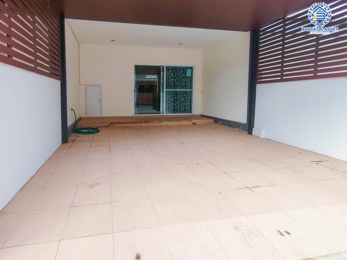 ทาวน์เฮ้าส์มือสองนนทบุรี หมู่บ้าน วิลเลตไลท์ ราชพฤกษ์-ปิ่นเกล้า เนื้อที่กว้างเกือบ 17 ตร.ว. ฟังก์ชัน 3 ห้องนอน 2 ห้องน้ำ จอดรถได้ 1 คัน สภาพสวย พร้อมอยู่ บนทำเลสะดวกสบาย เข้า-ออกได้หลายเส้นทาง ทั้งทางราชพฤกษ์ กาญจนาภิเษก และนครอินทร์  ใกล้รถไฟฟ้าสายสีแดงอ่อน "สถานีตลิ่งชัน"  และจุดขึ้นทางด่วน "ศรีรัช"