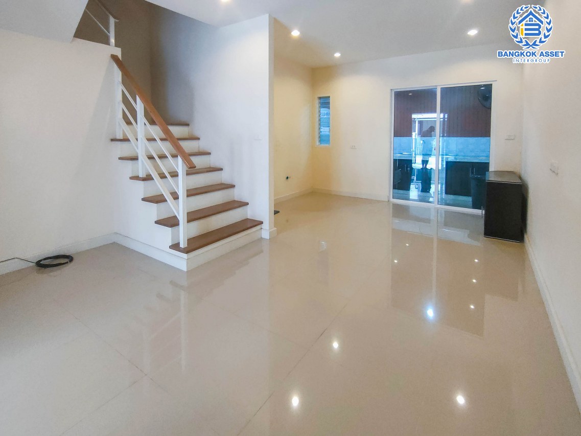 ทาวน์เฮ้าส์มือสองนนทบุรี หมู่บ้าน วิลเลตไลท์ ราชพฤกษ์-ปิ่นเกล้า เนื้อที่กว้างเกือบ 17 ตร.ว. ฟังก์ชัน 3 ห้องนอน 2 ห้องน้ำ จอดรถได้ 1 คัน สภาพสวย พร้อมอยู่ บนทำเลสะดวกสบาย เข้า-ออกได้หลายเส้นทาง ทั้งทางราชพฤกษ์ กาญจนาภิเษก และนครอินทร์  ใกล้รถไฟฟ้าสายสีแดงอ่อน "สถานีตลิ่งชัน"  และจุดขึ้นทางด่วน "ศรีรัช"