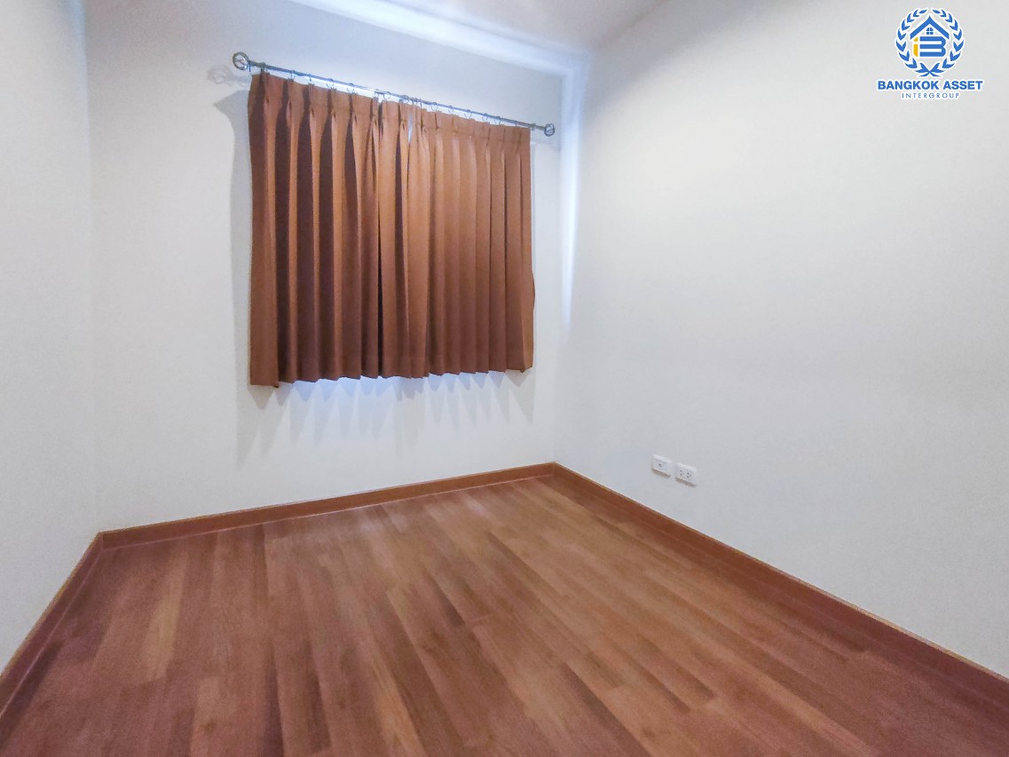 ทาวน์เฮ้าส์มือสองนนทบุรี หมู่บ้าน วิลเลตไลท์ ราชพฤกษ์-ปิ่นเกล้า เนื้อที่กว้างเกือบ 17 ตร.ว. ฟังก์ชัน 3 ห้องนอน 2 ห้องน้ำ จอดรถได้ 1 คัน สภาพสวย พร้อมอยู่ บนทำเลสะดวกสบาย เข้า-ออกได้หลายเส้นทาง ทั้งทางราชพฤกษ์ กาญจนาภิเษก และนครอินทร์  ใกล้รถไฟฟ้าสายสีแดงอ่อน "สถานีตลิ่งชัน"  และจุดขึ้นทางด่วน "ศรีรัช"