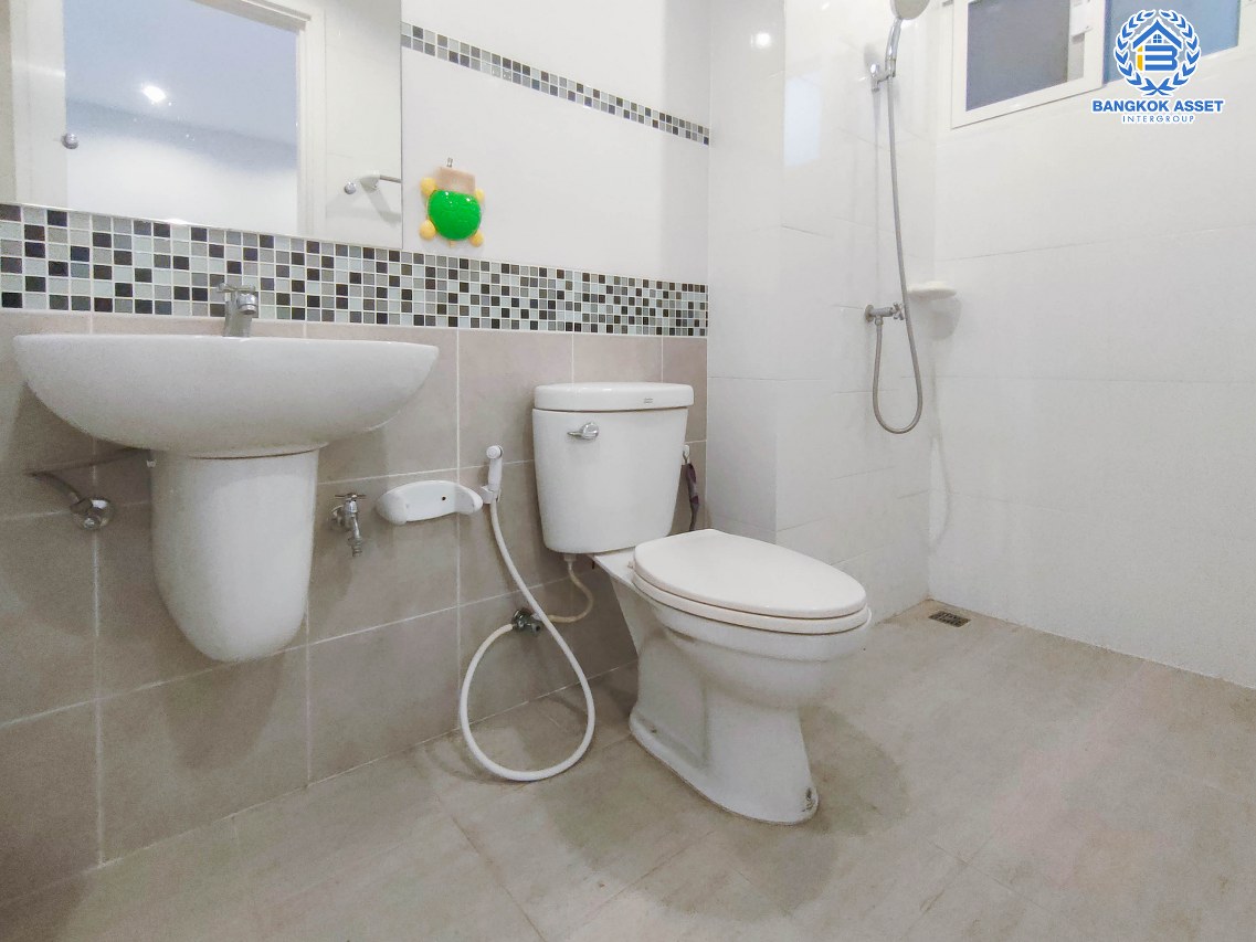 ทาวน์เฮ้าส์มือสองนนทบุรี หมู่บ้าน วิลเลตไลท์ ราชพฤกษ์-ปิ่นเกล้า เนื้อที่กว้างเกือบ 17 ตร.ว. ฟังก์ชัน 3 ห้องนอน 2 ห้องน้ำ จอดรถได้ 1 คัน สภาพสวย พร้อมอยู่ บนทำเลสะดวกสบาย เข้า-ออกได้หลายเส้นทาง ทั้งทางราชพฤกษ์ กาญจนาภิเษก และนครอินทร์  ใกล้รถไฟฟ้าสายสีแดงอ่อน "สถานีตลิ่งชัน"  และจุดขึ้นทางด่วน "ศรีรัช"