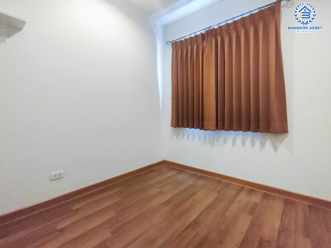 ทาวน์เฮ้าส์มือสองนนทบุรี หมู่บ้าน วิลเลตไลท์ ราชพฤกษ์-ปิ่นเกล้า เนื้อที่กว้างเกือบ 17 ตร.ว. ฟังก์ชัน 3 ห้องนอน 2 ห้องน้ำ จอดรถได้ 1 คัน สภาพสวย พร้อมอยู่ บนทำเลสะดวกสบาย เข้า-ออกได้หลายเส้นทาง ทั้งทางราชพฤกษ์ กาญจนาภิเษก และนครอินทร์  ใกล้รถไฟฟ้าสายสีแดงอ่อน "สถานีตลิ่งชัน"  และจุดขึ้นทางด่วน "ศรีรัช"