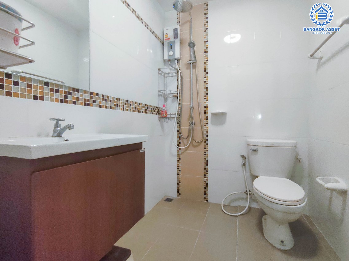 ทาวน์เฮ้าส์มือสองนนทบุรี หมู่บ้าน วิลเลตไลท์ ราชพฤกษ์-ปิ่นเกล้า เนื้อที่กว้างเกือบ 17 ตร.ว. ฟังก์ชัน 3 ห้องนอน 2 ห้องน้ำ จอดรถได้ 1 คัน สภาพสวย พร้อมอยู่ บนทำเลสะดวกสบาย เข้า-ออกได้หลายเส้นทาง ทั้งทางราชพฤกษ์ กาญจนาภิเษก และนครอินทร์  ใกล้รถไฟฟ้าสายสีแดงอ่อน "สถานีตลิ่งชัน"  และจุดขึ้นทางด่วน "ศรีรัช"