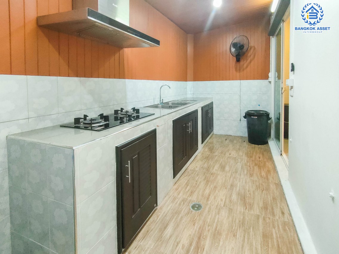 ทาวน์เฮ้าส์มือสองนนทบุรี หมู่บ้าน วิลเลตไลท์ ราชพฤกษ์-ปิ่นเกล้า เนื้อที่กว้างเกือบ 17 ตร.ว. ฟังก์ชัน 3 ห้องนอน 2 ห้องน้ำ จอดรถได้ 1 คัน สภาพสวย พร้อมอยู่ บนทำเลสะดวกสบาย เข้า-ออกได้หลายเส้นทาง ทั้งทางราชพฤกษ์ กาญจนาภิเษก และนครอินทร์  ใกล้รถไฟฟ้าสายสีแดงอ่อน "สถานีตลิ่งชัน"  และจุดขึ้นทางด่วน "ศรีรัช"