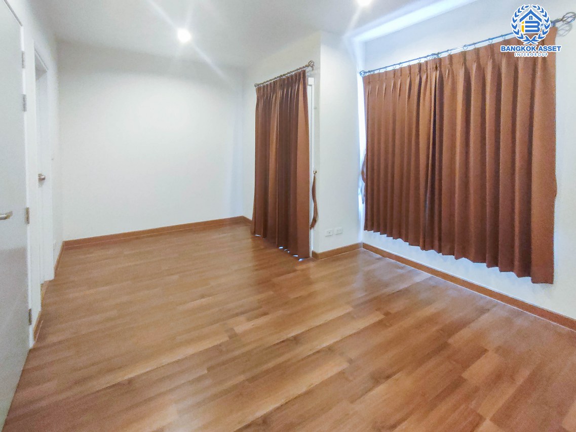 ทาวน์เฮ้าส์มือสองนนทบุรี หมู่บ้าน วิลเลตไลท์ ราชพฤกษ์-ปิ่นเกล้า เนื้อที่กว้างเกือบ 17 ตร.ว. ฟังก์ชัน 3 ห้องนอน 2 ห้องน้ำ จอดรถได้ 1 คัน สภาพสวย พร้อมอยู่ บนทำเลสะดวกสบาย เข้า-ออกได้หลายเส้นทาง ทั้งทางราชพฤกษ์ กาญจนาภิเษก และนครอินทร์  ใกล้รถไฟฟ้าสายสีแดงอ่อน "สถานีตลิ่งชัน"  และจุดขึ้นทางด่วน "ศรีรัช"