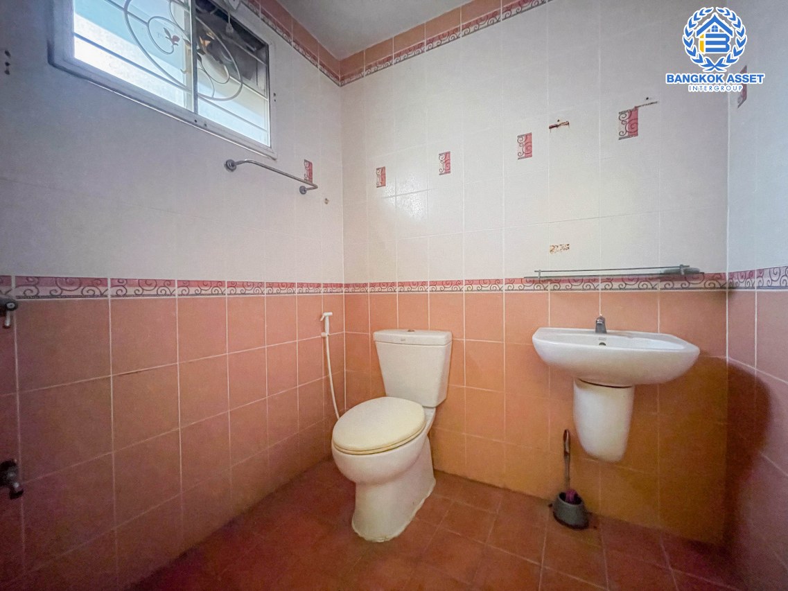 *****บ้านเดี่ยวหลังใหญ่มือสองนนทบุรี ม.บัวทองธานี กาญจนาภิเษก เนื้อที่กว้างสุดถึง 100 ตร.ว. ฟังก์ชัน 6 ห้องนอน 6 ห้องน้ำ 4 ที่จอดรถ บนทำเลแห่งการเดินทาง ใกล้รถไฟฟ้าสายสีม่วง "สถานีคลองบางไผ่" พื้นที่เยอะในราคาสุดคุ้ม!