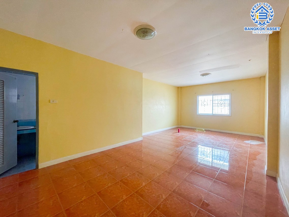 *****บ้านเดี่ยวหลังใหญ่มือสองนนทบุรี ม.บัวทองธานี กาญจนาภิเษก เนื้อที่กว้างสุดถึง 100 ตร.ว. ฟังก์ชัน 6 ห้องนอน 6 ห้องน้ำ 4 ที่จอดรถ บนทำเลแห่งการเดินทาง ใกล้รถไฟฟ้าสายสีม่วง "สถานีคลองบางไผ่" พื้นที่เยอะในราคาสุดคุ้ม!