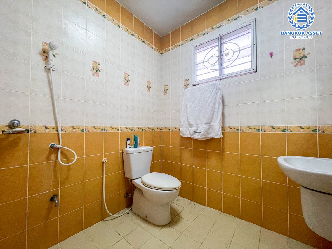 *****บ้านเดี่ยวหลังใหญ่มือสองนนทบุรี ม.บัวทองธานี กาญจนาภิเษก เนื้อที่กว้างสุดถึง 100 ตร.ว. ฟังก์ชัน 6 ห้องนอน 6 ห้องน้ำ 4 ที่จอดรถ บนทำเลแห่งการเดินทาง ใกล้รถไฟฟ้าสายสีม่วง "สถานีคลองบางไผ่" พื้นที่เยอะในราคาสุดคุ้ม!