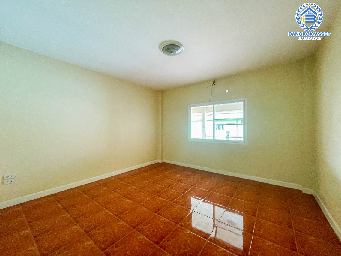 *****บ้านเดี่ยวหลังใหญ่มือสองนนทบุรี ม.บัวทองธานี กาญจนาภิเษก เนื้อที่กว้างสุดถึง 100 ตร.ว. ฟังก์ชัน 6 ห้องนอน 6 ห้องน้ำ 4 ที่จอดรถ บนทำเลแห่งการเดินทาง ใกล้รถไฟฟ้าสายสีม่วง "สถานีคลองบางไผ่" พื้นที่เยอะในราคาสุดคุ้ม!