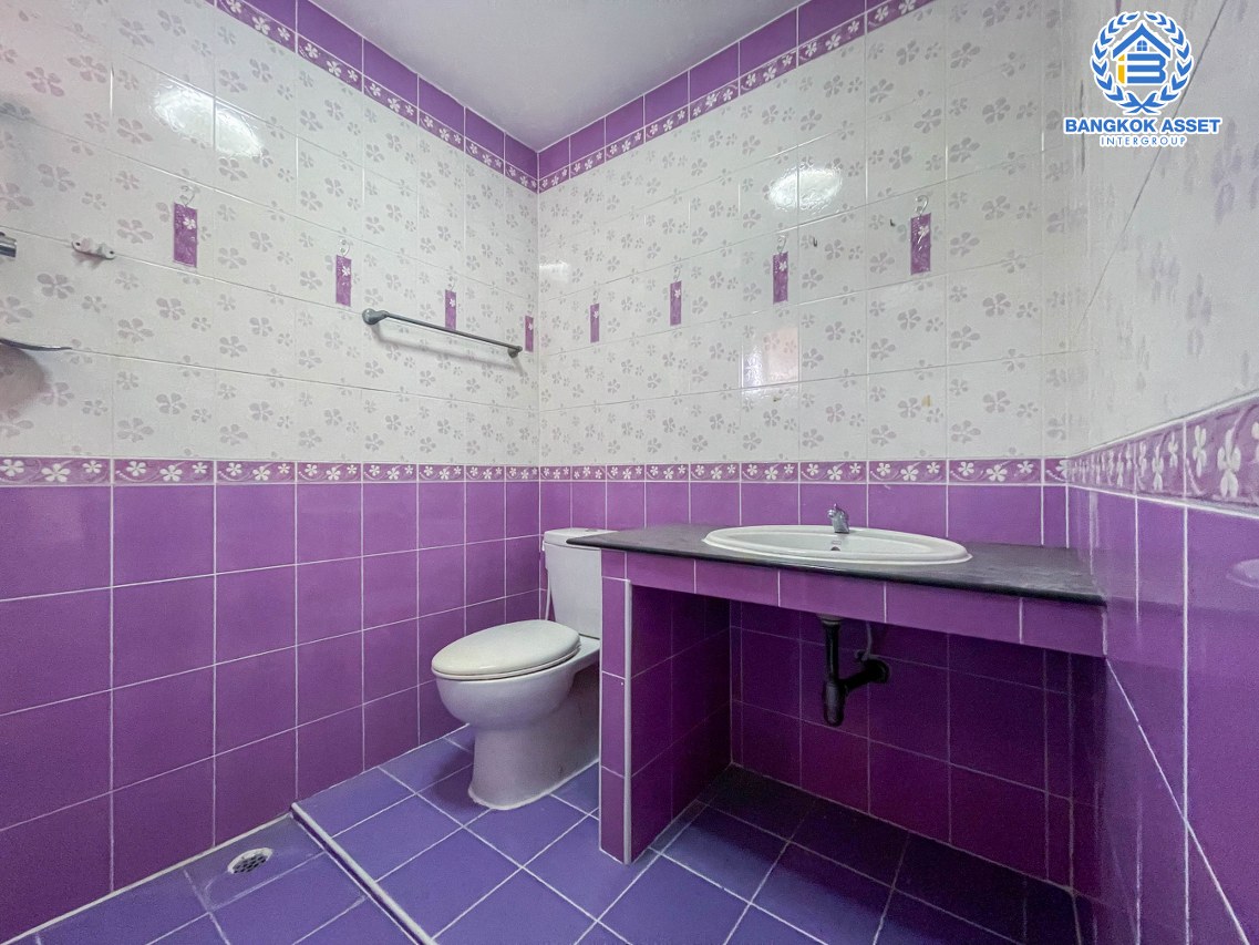 *****บ้านเดี่ยวหลังใหญ่มือสองนนทบุรี ม.บัวทองธานี กาญจนาภิเษก เนื้อที่กว้างสุดถึง 100 ตร.ว. ฟังก์ชัน 6 ห้องนอน 6 ห้องน้ำ 4 ที่จอดรถ บนทำเลแห่งการเดินทาง ใกล้รถไฟฟ้าสายสีม่วง "สถานีคลองบางไผ่" พื้นที่เยอะในราคาสุดคุ้ม!