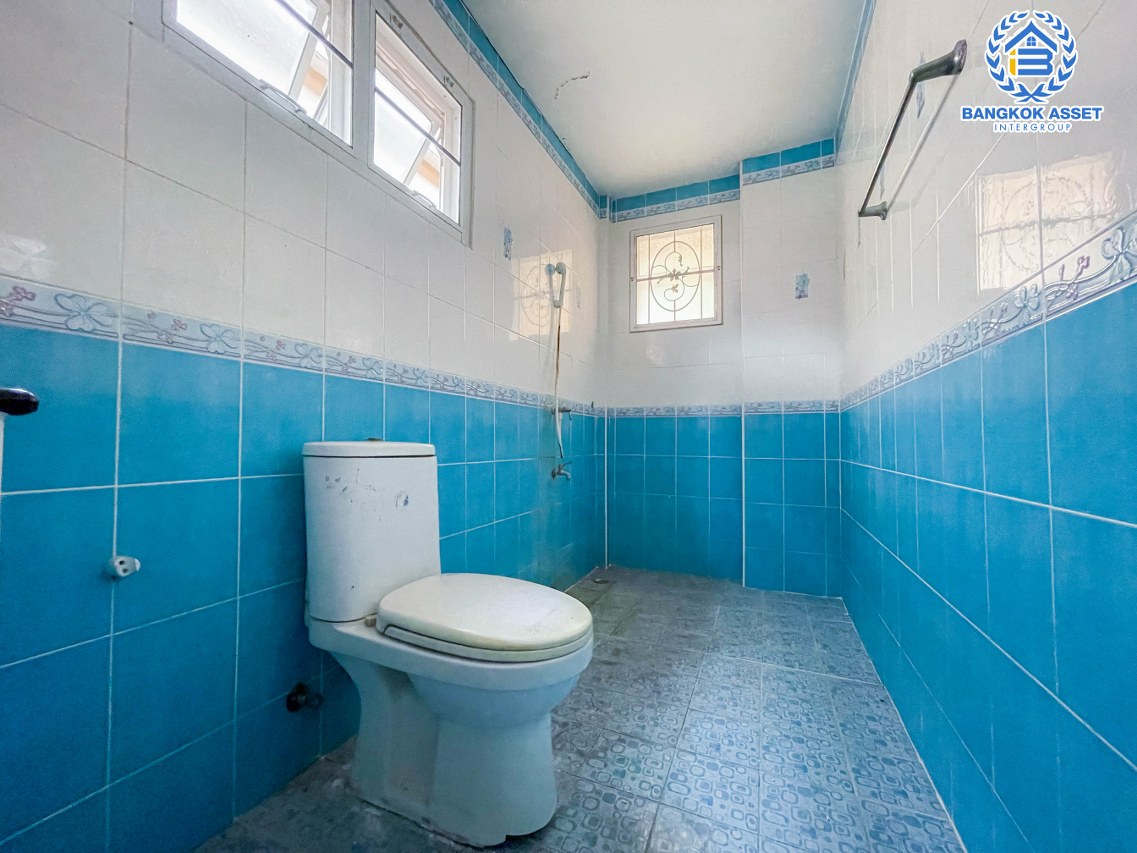 *****บ้านเดี่ยวหลังใหญ่มือสองนนทบุรี ม.บัวทองธานี กาญจนาภิเษก เนื้อที่กว้างสุดถึง 100 ตร.ว. ฟังก์ชัน 6 ห้องนอน 6 ห้องน้ำ 4 ที่จอดรถ บนทำเลแห่งการเดินทาง ใกล้รถไฟฟ้าสายสีม่วง "สถานีคลองบางไผ่" พื้นที่เยอะในราคาสุดคุ้ม!