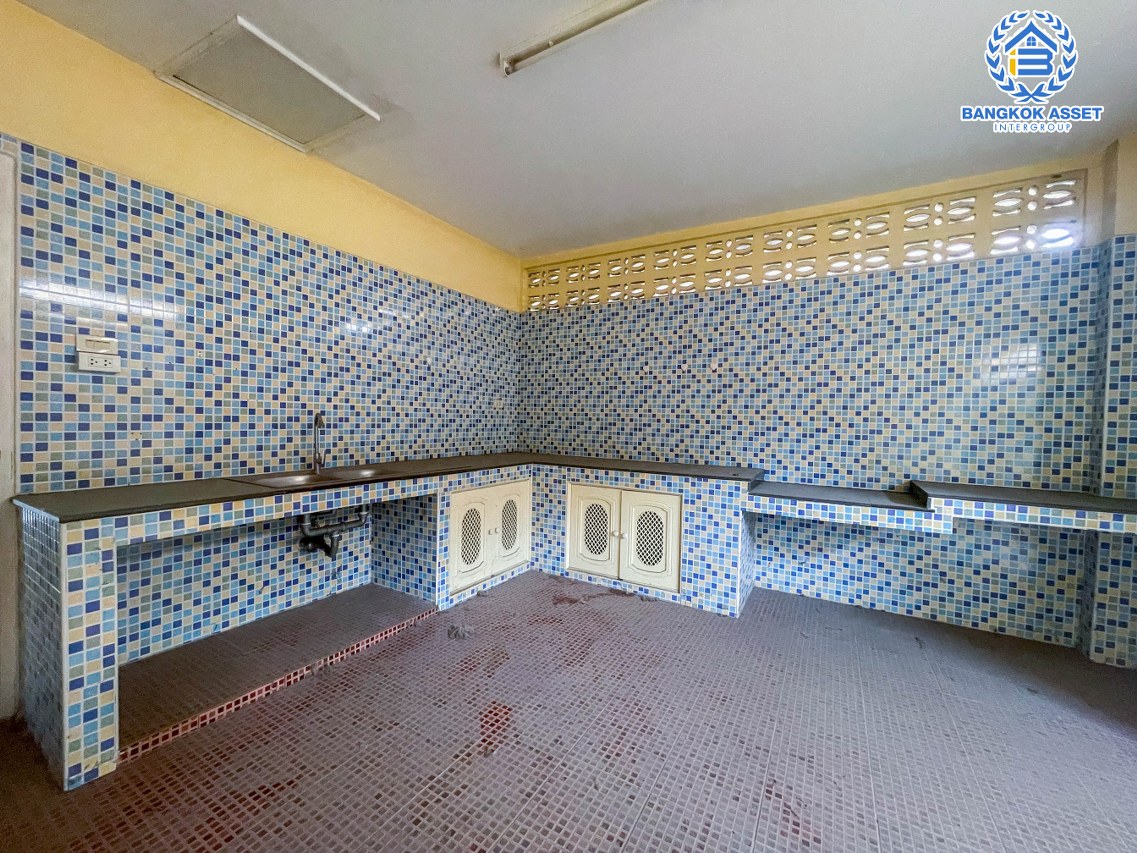 *****บ้านเดี่ยวหลังใหญ่มือสองนนทบุรี ม.บัวทองธานี กาญจนาภิเษก เนื้อที่กว้างสุดถึง 100 ตร.ว. ฟังก์ชัน 6 ห้องนอน 6 ห้องน้ำ 4 ที่จอดรถ บนทำเลแห่งการเดินทาง ใกล้รถไฟฟ้าสายสีม่วง "สถานีคลองบางไผ่" พื้นที่เยอะในราคาสุดคุ้ม!