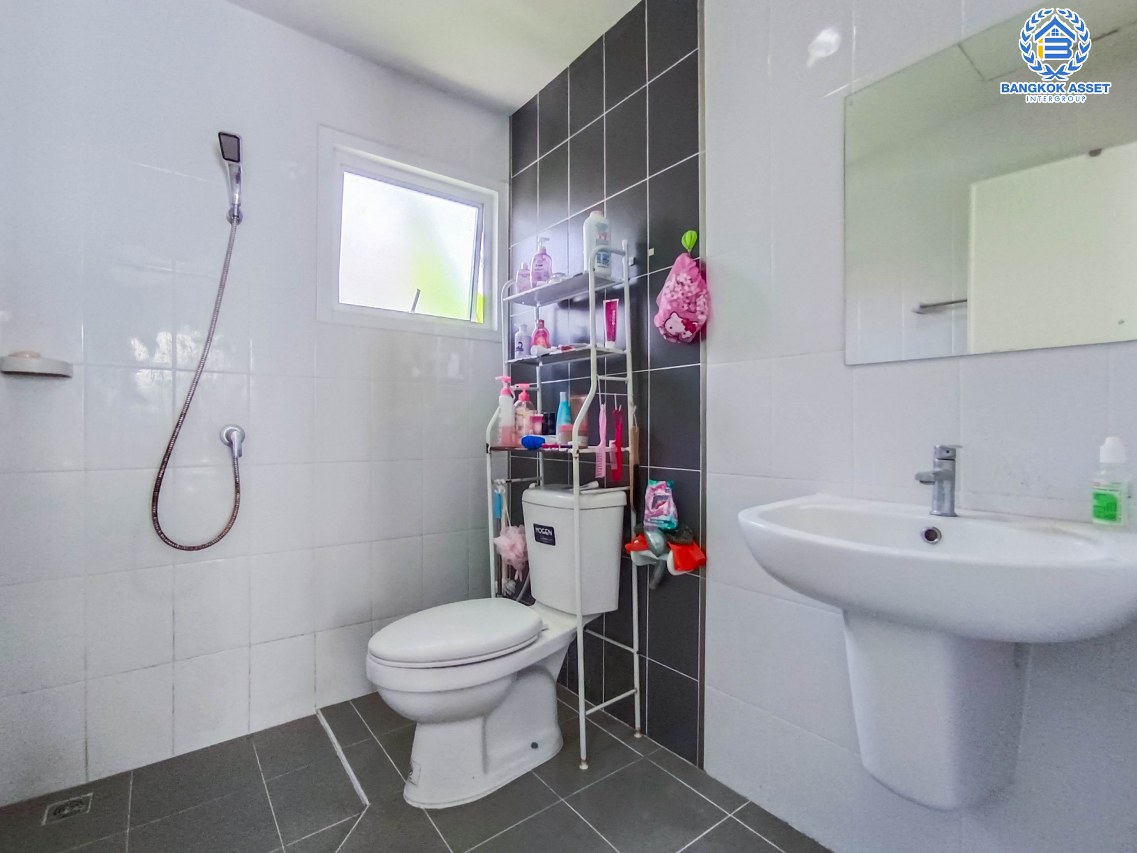 *****บ้านแฝดมือสองนนทบุรี ม.แลนซีโอ คริป ปิ่นเกล้า-พระราม5 เนื้อที่ 38.2 ตร.ว. ฟังก์ชัน 3 ห้องนอน 2 ห้องน้ำ 1 ที่จอดรถ บ้านสภาพสวย บนทำเลแห่งการเดินทาง ใกล้รถไฟฟ้าสายสีม่วง "สถานีตลาดบางใหญ่" และทางด่วน "ศรีรัช" จองเลย!