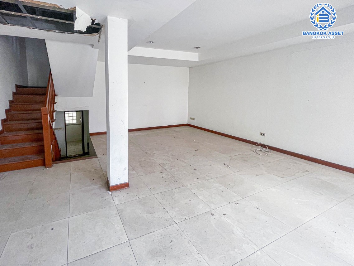 *****ทาวน์โฮมมือสองกรุงเทพมหานคร ม.บุษราคัมเพลส วิภาวดี-รังสิต เนื้อที่มากถึง 25.5 ตร.ว. ฟังก์ชันจัดเต็ม 5 ห้องนอน 5 ห้องน้ 2 ที่จอดรถ บนทำเลเยี่ยม ใกล้เซ็นทรัล ลาดพร้าว, รถไฟฟ้าสายสีน้ำเงิน "สถานีรัชดาภิเษก" ราคาพิเศษสุดในโครงการ!