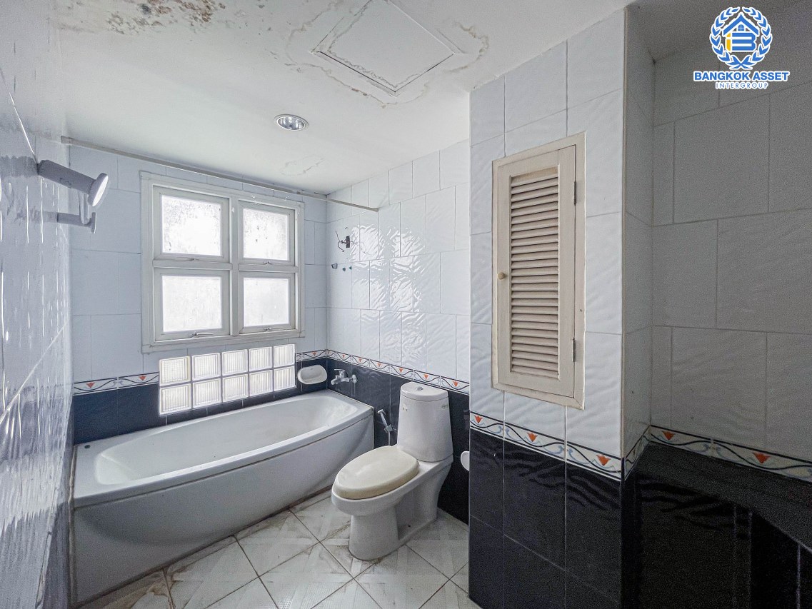 *****ทาวน์โฮมมือสองกรุงเทพมหานคร ม.บุษราคัมเพลส วิภาวดี-รังสิต เนื้อที่มากถึง 25.5 ตร.ว. ฟังก์ชันจัดเต็ม 5 ห้องนอน 5 ห้องน้ 2 ที่จอดรถ บนทำเลเยี่ยม ใกล้เซ็นทรัล ลาดพร้าว, รถไฟฟ้าสายสีน้ำเงิน "สถานีรัชดาภิเษก" ราคาพิเศษสุดในโครงการ!