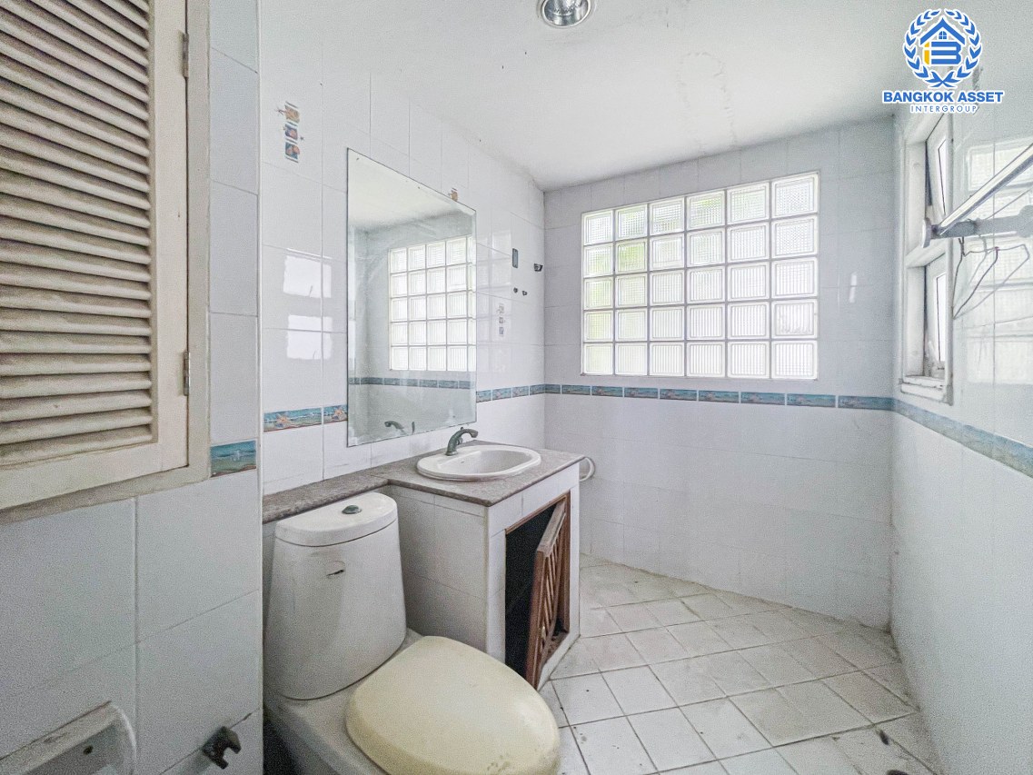 *****ทาวน์โฮมมือสองกรุงเทพมหานคร ม.บุษราคัมเพลส วิภาวดี-รังสิต เนื้อที่มากถึง 25.5 ตร.ว. ฟังก์ชันจัดเต็ม 5 ห้องนอน 5 ห้องน้ 2 ที่จอดรถ บนทำเลเยี่ยม ใกล้เซ็นทรัล ลาดพร้าว, รถไฟฟ้าสายสีน้ำเงิน "สถานีรัชดาภิเษก" ราคาพิเศษสุดในโครงการ!