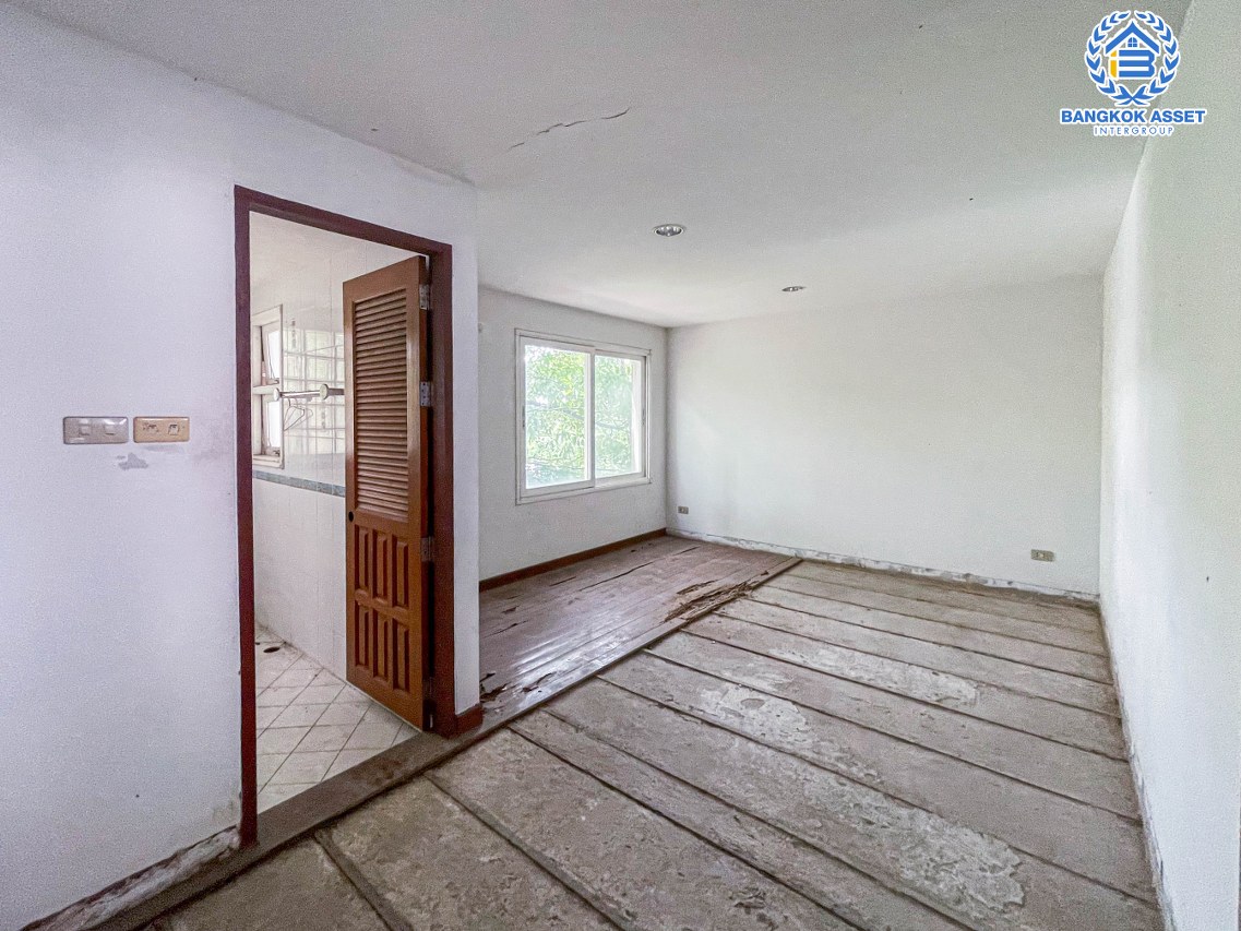 *****ทาวน์โฮมมือสองกรุงเทพมหานคร ม.บุษราคัมเพลส วิภาวดี-รังสิต เนื้อที่มากถึง 25.5 ตร.ว. ฟังก์ชันจัดเต็ม 5 ห้องนอน 5 ห้องน้ 2 ที่จอดรถ บนทำเลเยี่ยม ใกล้เซ็นทรัล ลาดพร้าว, รถไฟฟ้าสายสีน้ำเงิน "สถานีรัชดาภิเษก" ราคาพิเศษสุดในโครงการ!