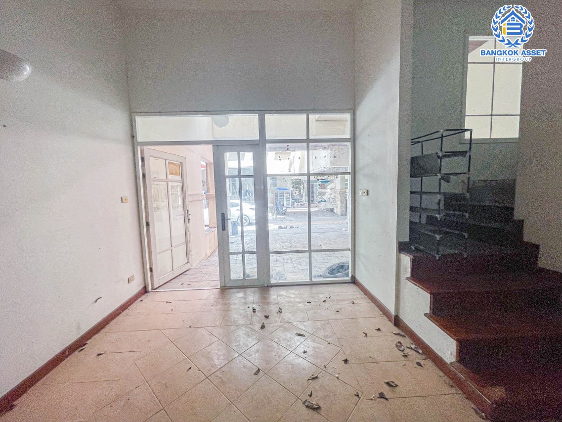 *****ทาวน์โฮมมือสองกรุงเทพมหานคร ม.บุษราคัมเพลส วิภาวดี-รังสิต เนื้อที่มากถึง 25.5 ตร.ว. ฟังก์ชันจัดเต็ม 5 ห้องนอน 5 ห้องน้ 2 ที่จอดรถ บนทำเลเยี่ยม ใกล้เซ็นทรัล ลาดพร้าว, รถไฟฟ้าสายสีน้ำเงิน "สถานีรัชดาภิเษก" ราคาพิเศษสุดในโครงการ!