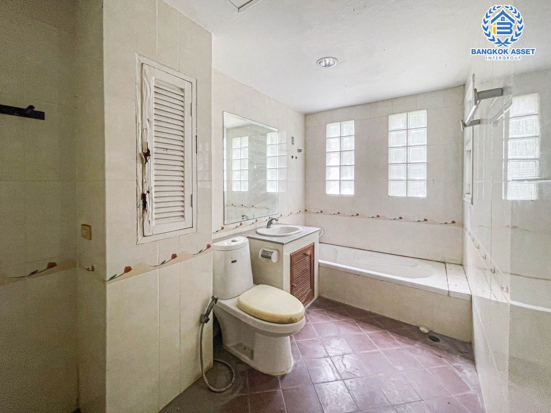 *****ทาวน์โฮมมือสองกรุงเทพมหานคร ม.บุษราคัมเพลส วิภาวดี-รังสิต เนื้อที่มากถึง 25.5 ตร.ว. ฟังก์ชันจัดเต็ม 5 ห้องนอน 5 ห้องน้ 2 ที่จอดรถ บนทำเลเยี่ยม ใกล้เซ็นทรัล ลาดพร้าว, รถไฟฟ้าสายสีน้ำเงิน "สถานีรัชดาภิเษก" ราคาพิเศษสุดในโครงการ!