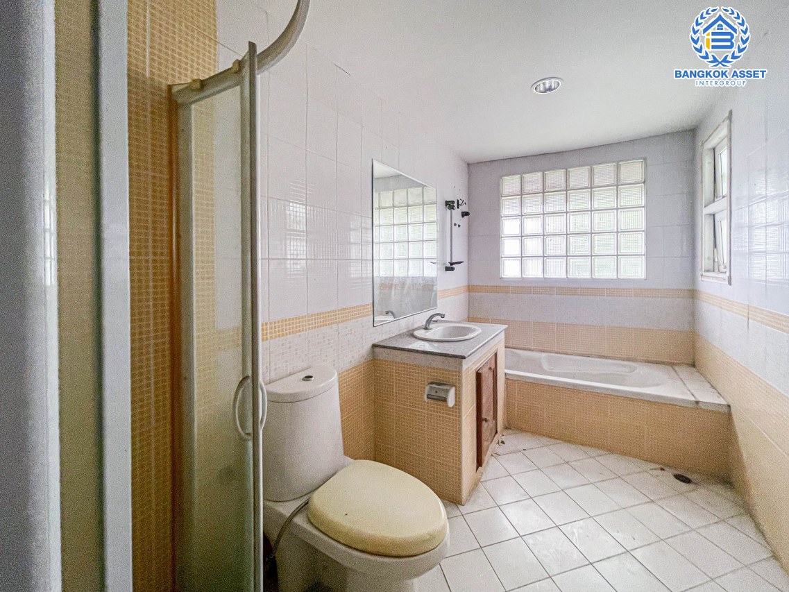 *****ทาวน์โฮมมือสองกรุงเทพมหานคร ม.บุษราคัมเพลส วิภาวดี-รังสิต เนื้อที่มากถึง 25.5 ตร.ว. ฟังก์ชันจัดเต็ม 5 ห้องนอน 5 ห้องน้ 2 ที่จอดรถ บนทำเลเยี่ยม ใกล้เซ็นทรัล ลาดพร้าว, รถไฟฟ้าสายสีน้ำเงิน "สถานีรัชดาภิเษก" ราคาพิเศษสุดในโครงการ!