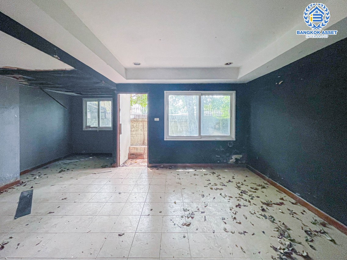 *****ทาวน์โฮมมือสองกรุงเทพมหานคร ม.บุษราคัมเพลส วิภาวดี-รังสิต เนื้อที่มากถึง 25.5 ตร.ว. ฟังก์ชันจัดเต็ม 5 ห้องนอน 5 ห้องน้ 2 ที่จอดรถ บนทำเลเยี่ยม ใกล้เซ็นทรัล ลาดพร้าว, รถไฟฟ้าสายสีน้ำเงิน "สถานีรัชดาภิเษก" ราคาพิเศษสุดในโครงการ!