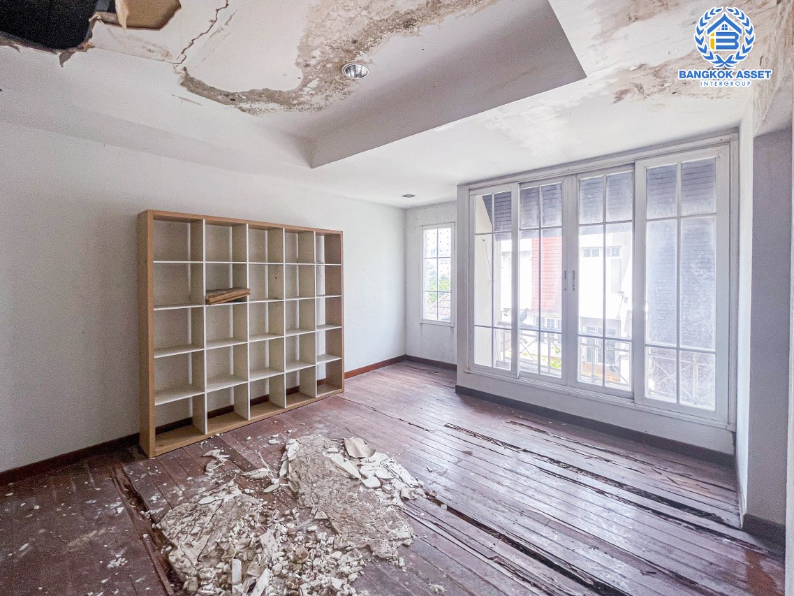 *****ทาวน์โฮมมือสองกรุงเทพมหานคร ม.บุษราคัมเพลส วิภาวดี-รังสิต เนื้อที่มากถึง 25.5 ตร.ว. ฟังก์ชันจัดเต็ม 5 ห้องนอน 5 ห้องน้ 2 ที่จอดรถ บนทำเลเยี่ยม ใกล้เซ็นทรัล ลาดพร้าว, รถไฟฟ้าสายสีน้ำเงิน "สถานีรัชดาภิเษก" ราคาพิเศษสุดในโครงการ!