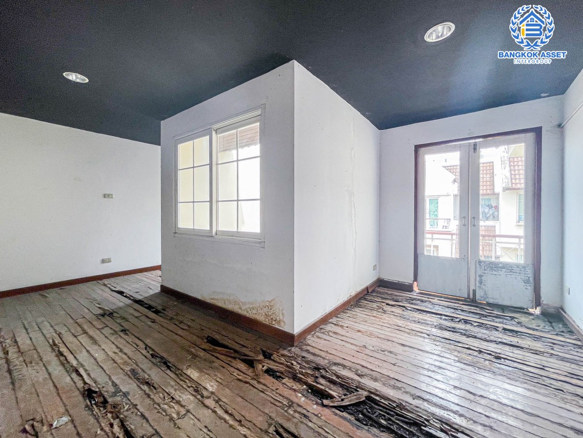 *****ทาวน์โฮมมือสองกรุงเทพมหานคร ม.บุษราคัมเพลส วิภาวดี-รังสิต เนื้อที่มากถึง 25.5 ตร.ว. ฟังก์ชันจัดเต็ม 5 ห้องนอน 5 ห้องน้ 2 ที่จอดรถ บนทำเลเยี่ยม ใกล้เซ็นทรัล ลาดพร้าว, รถไฟฟ้าสายสีน้ำเงิน "สถานีรัชดาภิเษก" ราคาพิเศษสุดในโครงการ!