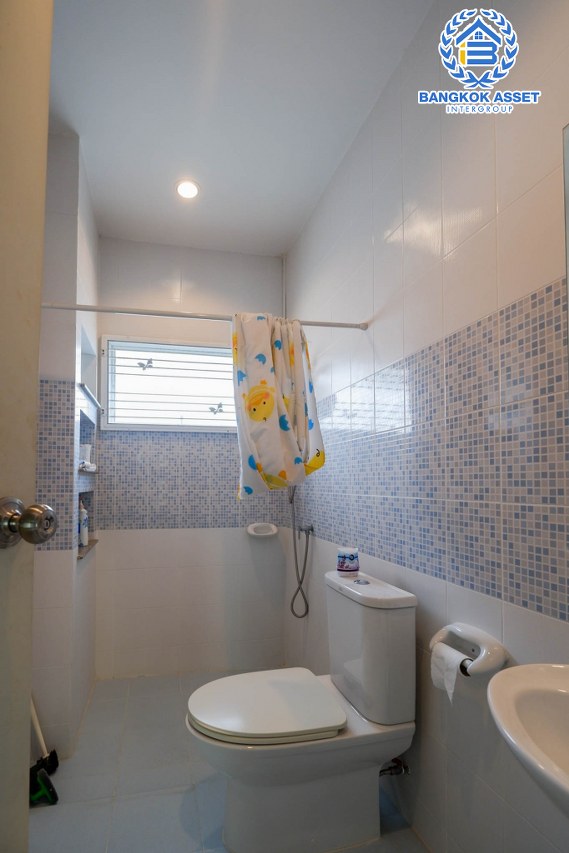 *****บ้านแฝดมือสอง นนทบุรี ม.มายอิสระ พระราม5 หลังมุม! เนื้อที่	70.30 ตร.ว. ฟังก์ชัน 3 ห้องนอน 3 ห้องน้ำ 2 ที่จอดรถ บรรยากาศดี บนพื้นที่กว้างขวาง พร้อมเข้าอยู่ได้ทันที! โครงการตั้งบนทำเลโซนเมือง เชื่อมต่อหลายเส้นทาง เข้า-ออกได้ทั้งทาง นครอินทร์ และสะพานเจษฎาบดินทร์ฯ ใกล้รถไฟฟ้าสายสีม่วง "สถานีแยกติวานนท์" จองเลย!