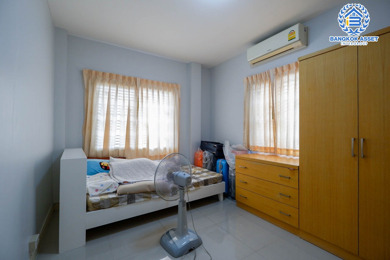 *****บ้านแฝดมือสอง นนทบุรี ม.มายอิสระ พระราม5 หลังมุม! เนื้อที่	70.30 ตร.ว. ฟังก์ชัน 3 ห้องนอน 3 ห้องน้ำ 2 ที่จอดรถ บรรยากาศดี บนพื้นที่กว้างขวาง พร้อมเข้าอยู่ได้ทันที! โครงการตั้งบนทำเลโซนเมือง เชื่อมต่อหลายเส้นทาง เข้า-ออกได้ทั้งทาง นครอินทร์ และสะพานเจษฎาบดินทร์ฯ ใกล้รถไฟฟ้าสายสีม่วง "สถานีแยกติวานนท์" จองเลย!