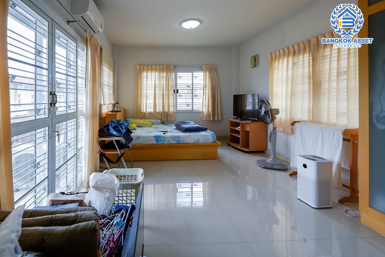 *****บ้านแฝดมือสอง นนทบุรี ม.มายอิสระ พระราม5 หลังมุม! เนื้อที่	70.30 ตร.ว. ฟังก์ชัน 3 ห้องนอน 3 ห้องน้ำ 2 ที่จอดรถ บรรยากาศดี บนพื้นที่กว้างขวาง พร้อมเข้าอยู่ได้ทันที! โครงการตั้งบนทำเลโซนเมือง เชื่อมต่อหลายเส้นทาง เข้า-ออกได้ทั้งทาง นครอินทร์ และสะพานเจษฎาบดินทร์ฯ ใกล้รถไฟฟ้าสายสีม่วง "สถานีแยกติวานนท์" จองเลย!