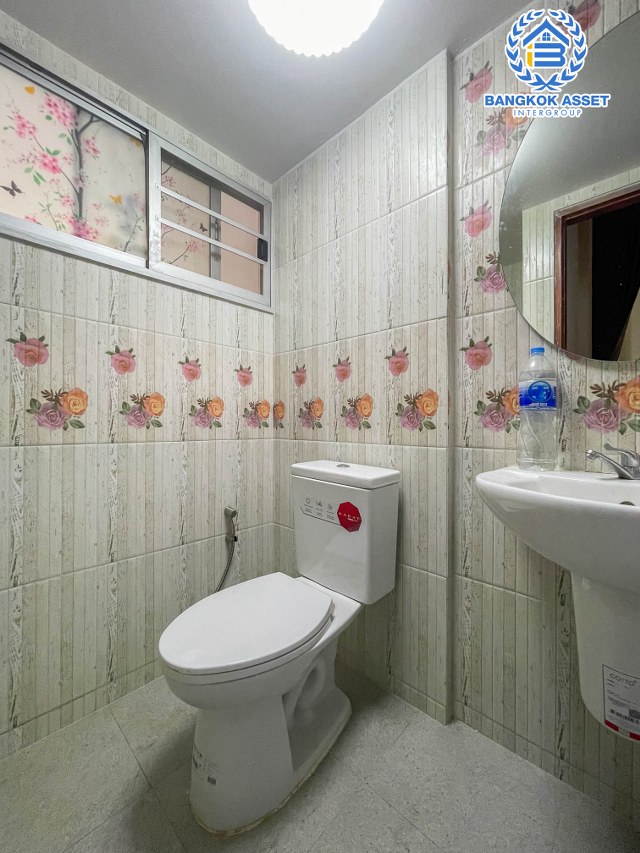 *****ทาวน์เฮ้าส์มือสองกรุงเทพมหานคร ม.วิสต้าอเวนิว เพชรเกษม81 เนื้อที่มากถึง 21 ตร.ว.ฟังก์ชัน 3 ห้องนอน 2 ห้องน้ำ พร้อมอยู่ ติดเติมครัวแล้ว แถมฟรี! 2 เครื่องปรับอากาศ บนทำเลเชื่อมต่อ ถ.เพชรเกษม, ถ.กาญจนาภิเษก ใกล้เดอะมอลล์บางแค และทางด่วน "เพชรเกษม"