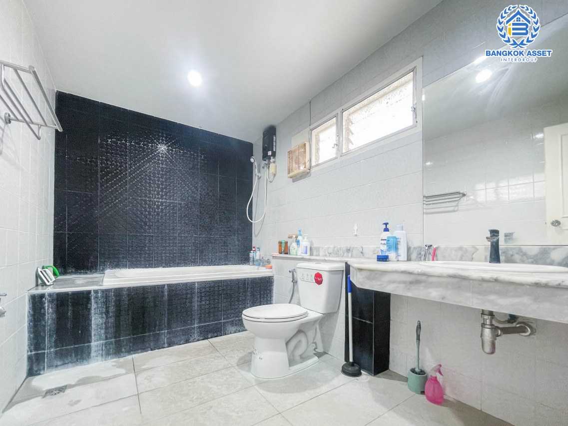 บ้านเดี่ยวมือสองกรุงเทพฯ ม.กฤษดานคร20 ปิ่นเกล้า เนื้อที่กว้างขวาสุดถึง 83 ตร.ว. ฟังก์ชัน 3 ห้องนอน 3 ห้องน้ำ 1 ที่จอดรถ แถมฟรี! 3 เครื่องปรับอากาศ ทำเลดี ใกล้ทางด่วน "กาญจนาภิเษก", ม.มหิดล และเซ็นทรัลปิ่นเกล้า