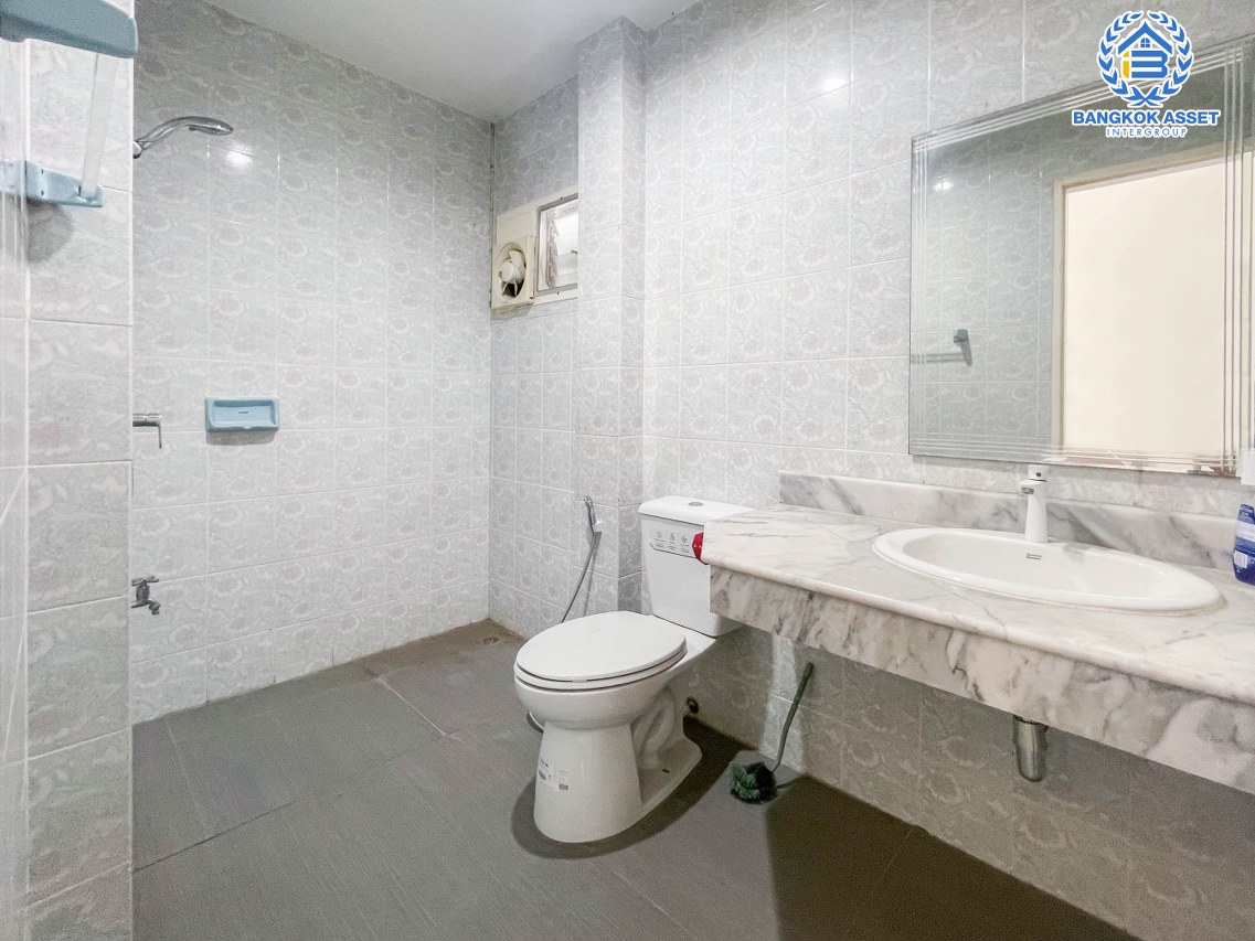 บ้านเดี่ยวมือสองกรุงเทพฯ ม.กฤษดานคร20 ปิ่นเกล้า เนื้อที่กว้างขวาสุดถึง 83 ตร.ว. ฟังก์ชัน 3 ห้องนอน 3 ห้องน้ำ 1 ที่จอดรถ แถมฟรี! 3 เครื่องปรับอากาศ ทำเลดี ใกล้ทางด่วน "กาญจนาภิเษก", ม.มหิดล และเซ็นทรัลปิ่นเกล้า